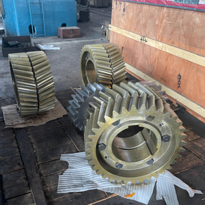 Roue dentée à chevrons de grande taille personnalisée pour les machines de transmission forgeant la double roue dentée hélicoïdale en métal de grand diamètre - Product Image 1