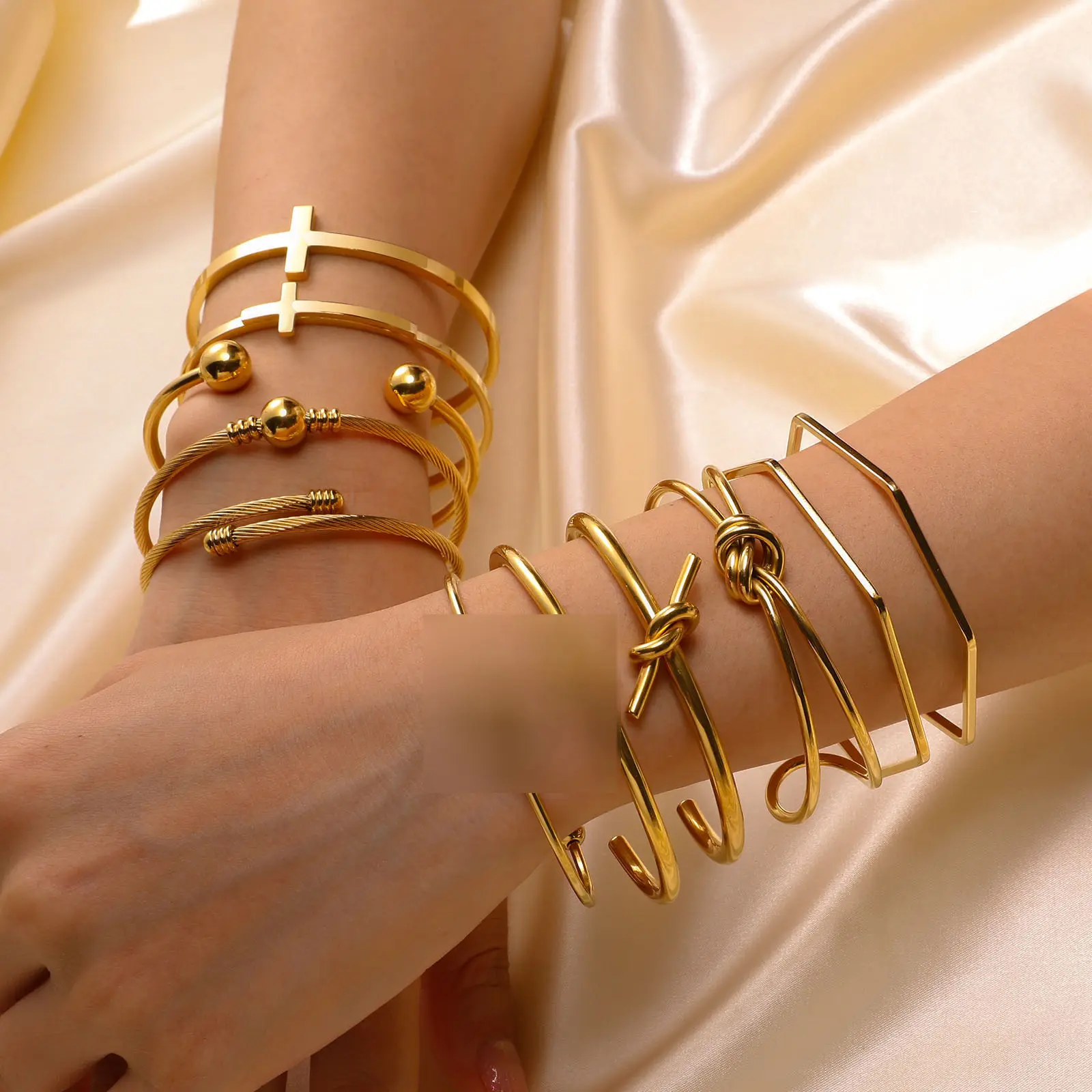 Brazalete de cuentas minimalistas con nudo cruzado, brazalete chapado en oro de 18 quilates, brazalete ajustable en forma de C de acero inoxidable para mujer