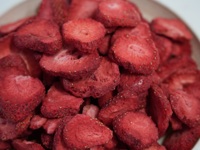 Groothandel Bulk Natuurlijke Gedroogde Aardbeienplakjes Zoetzuur Gedroogd Fruit Snack voor OEM Service
