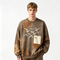 Sweat-shirt col rond tie-dye marron avec broderie chenille oiseau, détail poche plaquée, coupe oversize en polaire, style streetwear