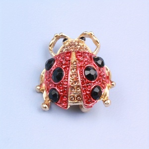 Spilla a forma di <span class=keywords><strong>scarabeo</strong></span> rosso <span class=keywords><strong>portafortuna</strong></span>, corpo in metallo artigianale con finitura a vortice dorato, chiusura a spilla di sicurezza, spilla smaltata, spilla originale da donna - Product Image 3