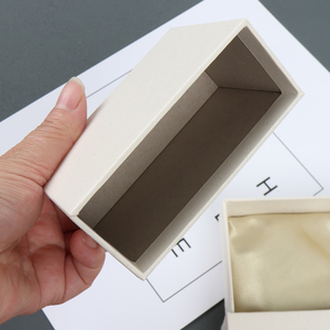 Caja de Joyería Deslizante de Cartón MOJIU de 10.5*10.5*3cm, con Forro de Satén, Espuma EVA, Color y Logotipo Personalizados, Cierre Magnético - Product Image 6