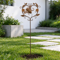 Décoration de jardin en fer forgé vintage résistante aux intempéries en forme de cœur et d'abeille avec piquets pour pelouse, patio et extérieur
