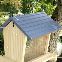 Mangeoire à oiseaux suspendue en bois de style pastoral avec toit rouge, design imperméable pour station d'alimentation des oiseaux sauvages en extérieur