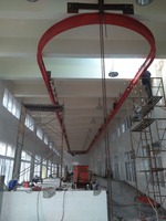 Système de grue à rail flexible, modulaire, polyvalent et efficace pour la manutention et le levage de matériaux en hauteur, solution pour une utilisation industrielle de précision