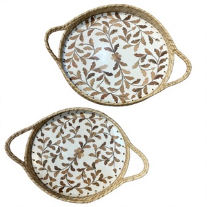 Plateau de service en bambou LORD avec poignée décorative à motif de feuilles, décoration d'intérieur en provenance de l'Uttar Pradesh - Product Image 1