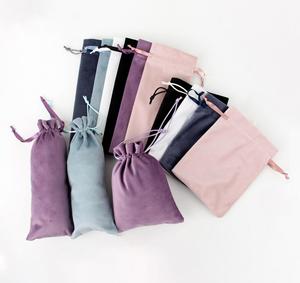 Sacs en velours gris personnalisés avec logo, pochettes à cordon pour maquillage, parfums, bijoux, cadeaux, vente en gros - Product Image 3