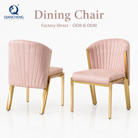 Chaise de salle à manger Art Déco en velours avec cadre en acier inoxydable doré et dossier rayé – Fabricant de mobilier pour mariages, événements et salles à manger