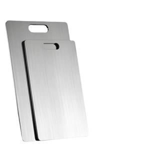 Papan pemotong <span class=keywords><strong>titanium</strong></span> murni terlaris untuk rumah tangga antibakteri dua sisi panel logam papan potong dapur