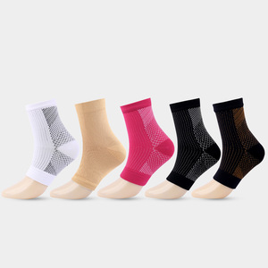 Chaussettes de compression professionnelles mi-mollet avec soutien de la voûte plantaire et de la cheville, pour la course, le yoga et le sport, en nylon 60%, origine Zhejiang - Product Image 1