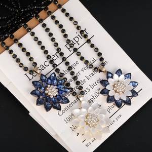 Venta al por mayor <span class=keywords><strong>de</strong></span> invierno para niños Vintage chapado en oro aleación flor cuentas <span class=keywords><strong>de</strong></span> cristal suéter collar budismo varios Joker alto sentido - Product Image 4