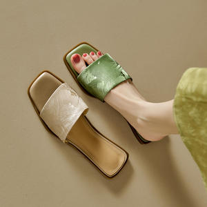 Nouvelles sandales plates en soie à enfiler de style chinois pour femmes, respirantes et antidérapantes, couleur verte, pour l'été et l'extérieur - Product Image 1