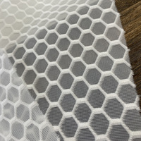 Tissu de maille 3D en polyester 100% à double couche hexagonale respirante blanche 100gsm pour coussin et matelas tissu de maille d'air 3d