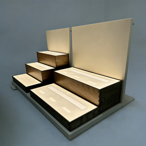 Exhibidor de Perfumes Moderno y Sencillo con Iluminación LED, Multicapa, Trapezoidal, de Acrílico y Madera - Product Image 3