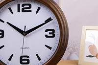 Jam Dinding Dekorasi Rumah Modern Bercahaya dalam Gelap dengan Bingkai Kayu, Jarum Quartz, Tampilan Satu Sisi, Tanpa Suara