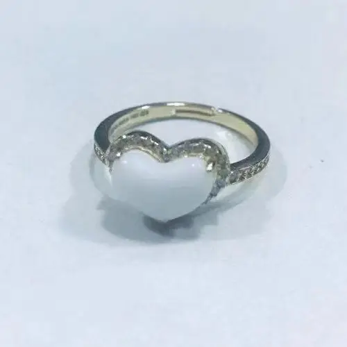 แหวนหยกสีขาวสำหรับผู้หญิงแหวนรูปหัวใจประดับเพทายสีทอง Vermeil ตามสั่ง