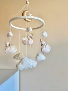 Venta al por mayor Swan Baby Mobile Girl Boucle Mobile, baby Room decor Nursery Mobile - Product Image 5