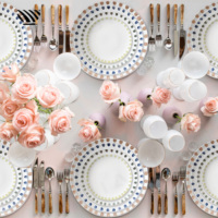 Séduisant ensemble d'assiettes en porcelaine Motifs artistiques multicolores à bords de points pour des paramètres de table de mariage mémorables