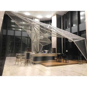 Sculpture métallique suspendue géométrique blanche personnalisée pour hall commercial et exposition en atrium - Product Image 1