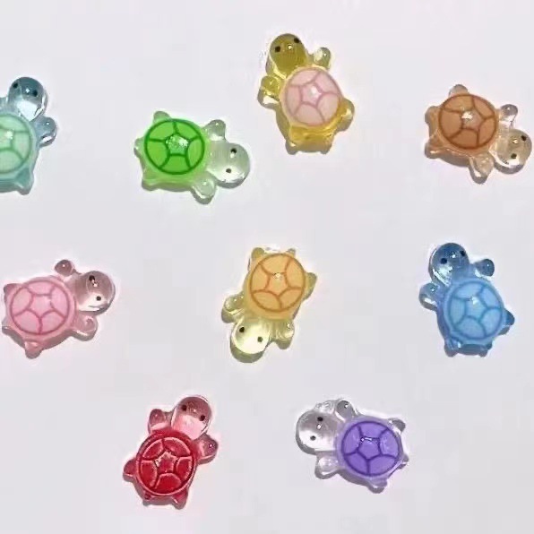 Une tortue ultra-mini manucurée de 7*11mm (couleur aléatoire)