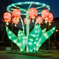 Kleurrijke zijden lantaarns met Chinees design, tuindecoratie, festival-lantaarns, decoratieve bloemen, kransen en planten