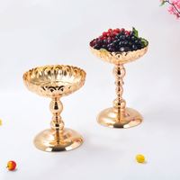Bol décoratif antique en métal doré pour arrangement de table, idéal pour mariage, avec piédestal en forme de nénuphar et support doré pour composition florale