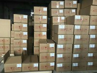 Ruban d'étiquetage résistant aux rayures et au frottement, enduit de résine noire durable pour l'impression de codes sur les étiquettes de tissus et les échantillons.