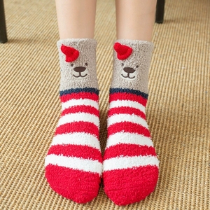 Chaussettes en molleton de corail de Noël pour adultes avec motif de dessin animé de renne 3D semelle antidérapante chaussettes de sol chaudes et confortables idéales pour un cadeau d'hiver - Product Image 3