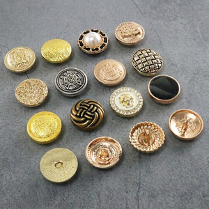 Bottoni Personalizzati OEM ODM in Lega di Zinco e Ottone con Logo, 15mm-25mm, Dorati con Strass e Perle a Forma di Cuore per Baju Melayu - Product Image 3