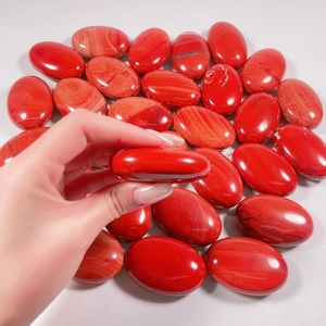 Statuetta Ovale Mini in Diaspro Rosso Huiying, Pietre Curative Colorate per Decorazione Casa - Product Image 6