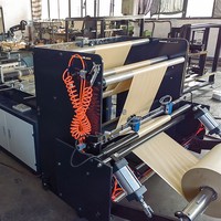 Machine automatique de fabrication de sachets à soufflet avec scellage central, pour emballages alimentaires en plastique laminé