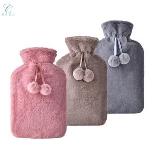 Bouteille d'eau chaude décorative mignonne à pompon de grande capacité 2L avec noyau en caoutchouc naturel étanche et couvercle amovible en peluche douce - Product Image 1