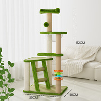Ensemble de meubles écologiques pour chat combinant une structure d'escalade verticale, une planche à gratter horizontale et un hamac suspendu en coton