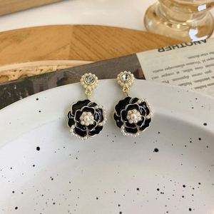 Boucles d'oreilles coréennes tendance, boucles d'oreilles pendantes en forme de fleur de camélia, boucles d'oreilles pendantes en émail et perles pour femmes - Product Image 5