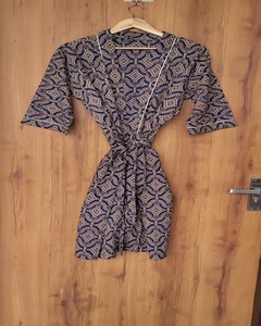 Robe Kimono Imprimée Bleue en Coton à Motifs Floraux Imprimés à la Main, Respirante, à Manches Longues, Vêtement de Nuit, Tailles Disponibles - Product Image 1