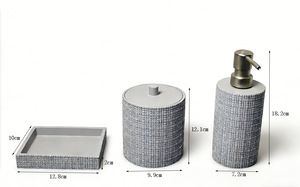 Ensemble de salle de bain 3 pièces en résine gaufrée <span class=keywords><strong>3D</strong></span> gris béton, style européen, avec distributeur à pompe en métal brossé, pot à coton-tige à couvercle et <span class=keywords><strong>porte</strong></span>-<span class=keywords><strong>savon</strong></span> - Product Image 2