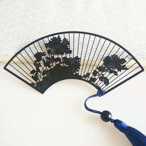 Marque-page en métal doré avec plume et pompon, accessoire de luxe pour livre - Product Image 3