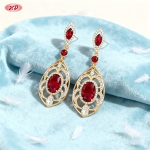 Hengdian Jewelry Wholesale - Pendientes Colgantes Huecos de Zirconia Roja Chapados en Oro de 18K Estilo Vintage, Unisex, para Fiestas, Bodas, Oficina (MOQ 12) - Product Image 5