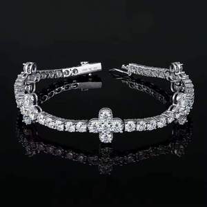 Venta al por mayor para fabricantes: Pulsera de tenis con dije de flor de moissanita chapada en oro de plata de ley 925, joyería personalizada - Product Image 1