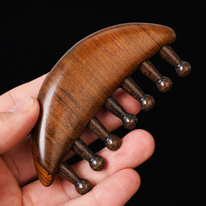 Peigne de massage <span class=keywords><strong>en</strong></span> <span class=keywords><strong>bois</strong></span> <span class=keywords><strong>à</strong></span> dents larges <span class=keywords><strong>en</strong></span> <span class=keywords><strong>bois</strong></span> de santal pour la croissance des <span class=keywords><strong>cheveux</strong></span>, pour le soin des fascias et le Gua Sha crânien - Product Image 1