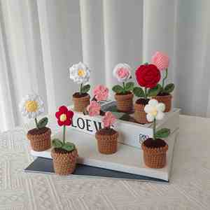 Mini pot de fleurs fait main en crochet, roses et tulipes, pour Noël, la Saint-Valentin, la fête des mères ou Halloween, idées de cadeaux - Product Image 4