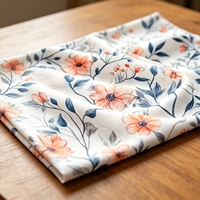 Tissu imprimé floral pêche doux, motif vigne, fleurs orange romantiques et feuilles grises, idéal pour les chemisiers d'été et les linge de maison élégant