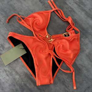Conjunto <span class=keywords><strong>de</strong></span> <span class=keywords><strong>Bikini</strong></span> Triangular Halter Inspirado <span class=keywords><strong>en</strong></span> la <span class=keywords><strong>Pasarela</strong></span> con Hebillas Metálicas Doradas, Traje <span class=keywords><strong>de</strong></span> Baño <span class=keywords><strong>de</strong></span> Dos Piezas <span class=keywords><strong>de</strong></span> Alta Gama para Mujer, Venta al Por Mayor para Boutiques - Product Image 2