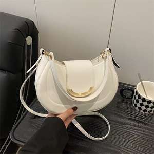 Sac à bandoulière minimaliste à boucle en métal pour femme - Product Image 1