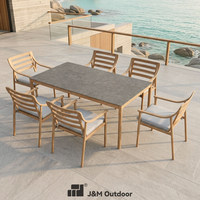 Set Meja Makan Aluminium Efek Kayu Modern J&M T7948B 6 Kursi, Meja Kaca, Kursi Sandaran Sirip, Furnitur Teras Pantai Gaya Rock Garden