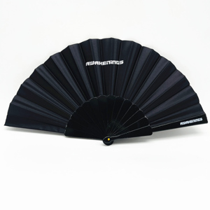 Abanico Plegable Personalizado con Logotipo Impreso en Negro QM de 23 cm, Abanicos de Mano Plegables de Tela con Mango de Plástico y Logotipo Personalizado - Product Image 1