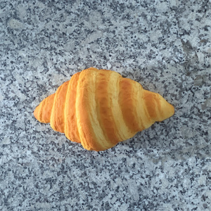 Modèle de croissant de vin à grande échelle, en plastique jaune original à haute élasticité, accessoires alimentaires factices pour la photographie, pâtisserie et magasin de boulangerie - Product Image 4
