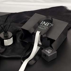 Custom Printed Ribbon Handle White Card Board Packaging Tote <b>Bag</b> Bolsas Black Paper <b>Bag</b> Luxury <b>Gift</b> Paper Shopping <b>Bag</b> With Logo - Product Image 6