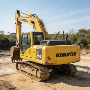 Excavatrice sur chenilles Komatsu PC240 d'occasion, état d'origine, faible nombre d'heures de fonctionnement, économique, avec une large quantité de pièces détachées en stock. - Product Image 2