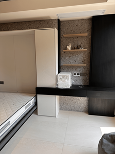 ห้องนอนสไตล์มินิมอลทันสมัย พร้อมตู้เสื้อผ้าในตัว เตียงพับได้ เตียงแบบยกพื้น และโต๊ะทำงาน - Product Image 5